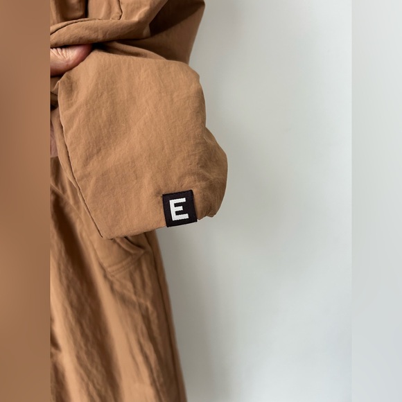 Everlane The Mac Coat Light Insulated Puffer Maxi in the color "Ash Brown - Picture 11 of 11